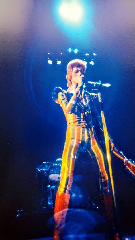 David Bowie Wallpaper, David Bowie Fashion, Loreena Mckennitt, Ziggy Played Guitar, Mick Ronson, David Bowie Ziggy Stardust, David Bowie Ziggy, Stage Presence, Strange Music