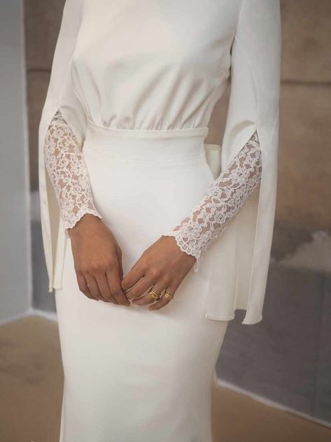 Wedding Dress Minimalist, Sassi Holford, Modest Wedding Dress, Dress Minimalist, High Neck Wedding Dress, Neck Wedding Dress, Civil Wedding Dresses, Soiree Dress, Split Sleeve