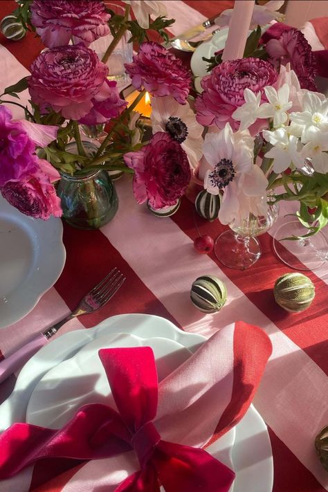 Set of 6 linen napkins | YOLKE Velvet Tablescape, Pink Christmas Table, Willow Crossley, Valentine Tablescape, Have A Wonderful Weekend, Red Christmas Decor, Holiday Dinner Party, Christmas Shoot, Happy End