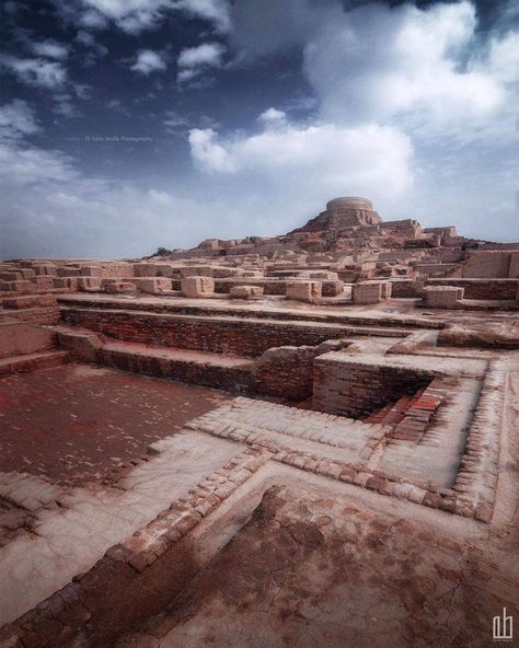 Mohenjo Daro,  built in the 26th century BCE, one of the largest cities of the ancient Indus Valley Civilization and one of the world's… Pakistan History, Harappan Civilization, Indus Civilization, Mohenjo Daro, Ancient Artefacts, Book Art Projects, Indus Valley, Indus Valley Civilization, Architecture History