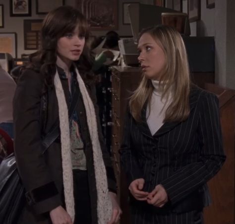 Gilmore Girls Matching Pfp, Girls Matching Pfp, Rory And Paris, Rory Gilmore Icon, Paris Geller, Gilmore Girls Fan, Team Logan, Gilmore Girl, Lorelai Gilmore