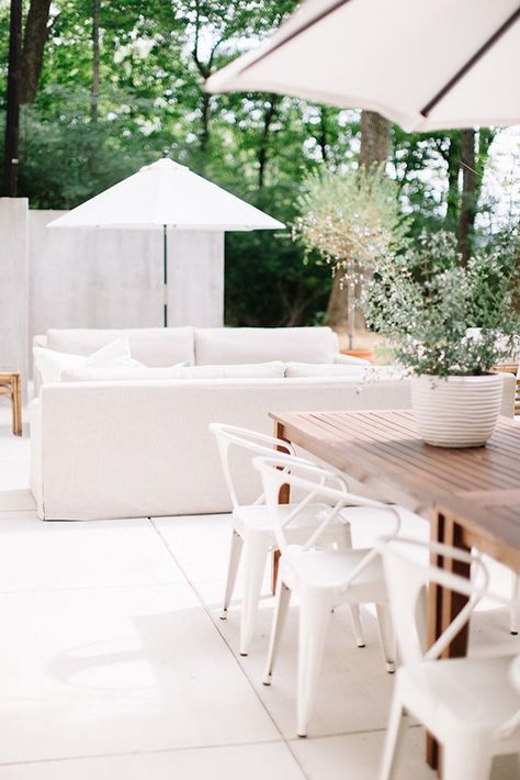 Image via Style Me Pretty Style Me Pretty Living, White Patio, Diy Outdoor Decor, The Vault, Outdoor Dining Area, Outdoor Living Areas, Diy Patio, Outdoor Rooms, Outdoor Design