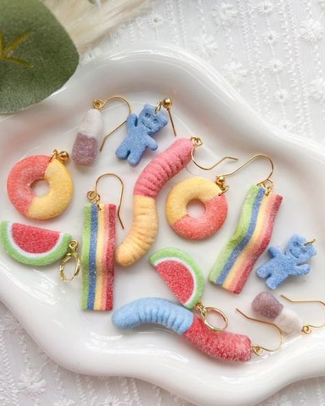 Diy Earrings Polymer Clay, Handmade Clay Jewelry, Clay Diy Projects, Clay Crafts Air Dry, Funky Earrings, Cute Polymer Clay, Clay Jewelry Diy, Cute Clay, Funky Jewelry