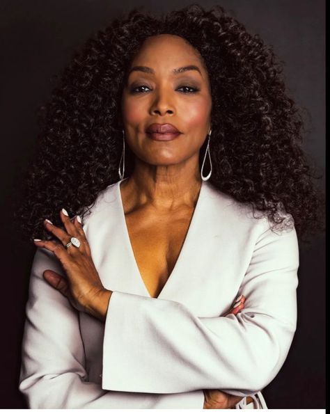 Black Hollywood Glamour, Female Portrait Poses, Professional Headshots Women, Headshots Women, Headshot Poses, Angela Bassett, Business Photoshoot, Black Hollywood, Business Portrait