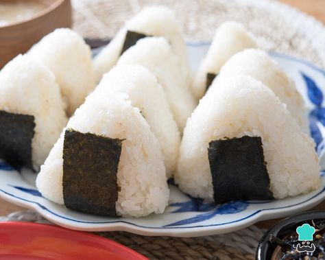 Bolinho de arroz japonês #Arrozecereais #Arrozsimples Inexpensive Snacks, Rasgulla Recipe, Wheat Flour Recipes, Rice Dishes Easy, Edible Seaweed, Tsukiji, Shabu Shabu, Dosa Recipe, Paratha Recipes