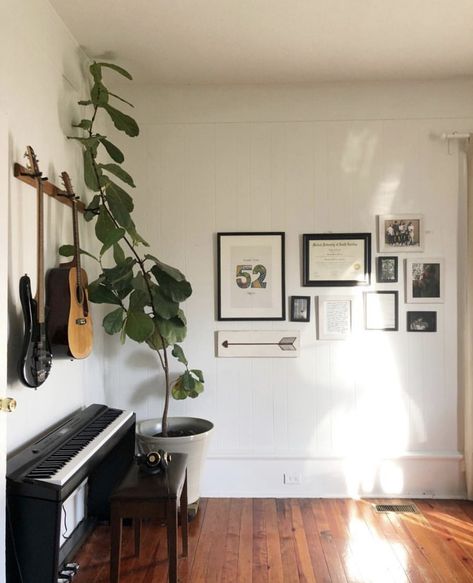 A SOUTH CAROLINA NATIVE MAKES AN ETERNAL MARK AT HOME Living Room With Keyboard Piano, Keyboard In Apartment, Black Piano Decorating Ideas, Keyboard Piano In Bedroom, Piano In Office, Keyboard Living Room, Room With Piano, Keyboard In Bedroom, Living Room Decor With Piano