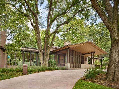 15 Gorgeous Mid Century Modern Home Exterior Designs Mid Century Modern Homes Exterior, Mid Century Modern House Exterior, Mid Century Modern Exterior, Ranch House Exterior, Mid Century Ranch, Ranch Exterior, Mcm House, Urban Decor, Mid Modern