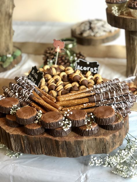 Woodland Theme Treats, Wood Land Baby Shower Ideas Boy, Woodland Dessert Table Ideas, Woodland Baby Shower Dessert Table, Woodland Theme Dessert Table, Forest Themed Snacks, Woodland Theme Desserts, Woodland Baby Shower Desserts, Baby Shower Food Snacks