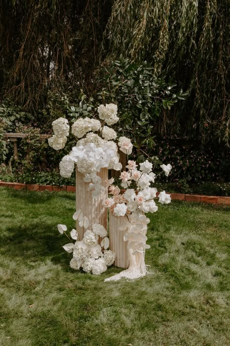 Modern Wedding Ceremony, Wedding Alters, Minimalist Wedding Decor, Modern Wedding Flowers, Wedding Altars, Arch Decoration Wedding, Wedding Ceremony Flowers, Floral Arrangements Wedding, Floral Backdrop