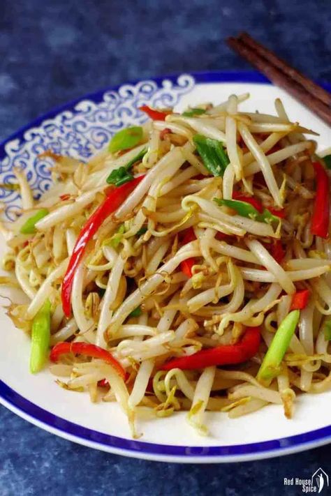 Stir Fry Bean Sprouts, Bean Sprout Recipes, Gluten Free Chili, Inexpensive Meals, Asian Inspired Recipes, Sprout Recipes, Mung Bean, Bean Sprouts, Red House