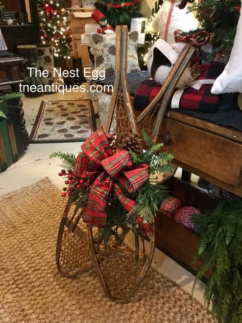 Snow Shoe Christmas Decor, Snowshoe Christmas Decor, Antique Snow Shoes Decor, Vintage Snowshoes Decor, Snow Shoes Decor, Snowshoe Decor, Lodge Christmas, Christmas Skating, Snow Shoe