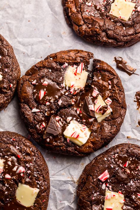 If you enjoy the combination of dark chocolate and perky peppermint, you're going to LOVE these Double Chocolate Peppermint Fudge Cookies! Topped with gooey chocolate chunks, a white chocolate layer, plus crushed candy canes, these cookies are as beautiful as they are delicious! And a must bake this holiday season! Ashley Manila, Chocolate Peppermint Fudge, Frosted Gingerbread, Chocolate Fudge Cookies, Peppermint Recipes, Peppermint Fudge, Baker By Nature, Chocolate Peppermint Cookies, Fudge Cookies