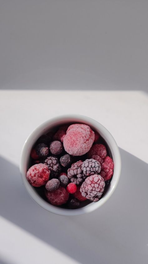 Frozen berries light sun in white table Berry Smoothie Aesthetic, Antioxidant Smoothie, Food Shoot, Blessed Girl, Morning Aesthetic, Frozen Berries, Raspberry Fruit, Berry Smoothie, Food Cart