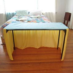 How to sew a table cover for your craft fair booth! Table Cover Diy, Craft Fair Booth, Craft Show Table, Craft Fair Table, Craft Booths, Craft Displays, Craft Fair Booth Display, Craft Show Booths, Craft Table Diy