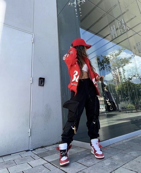 Hypebeast Outfit Aesthetic, Gangsta Outfits For Women, Women Hypebeast Outfits, Hypebeast Outfit Girl, Hypebeast Girl Outfit, Streetwear Poses Women, Hypebeast Women Outfits, 90s Hip Hop Outfits For Women, Gangsta Outfits