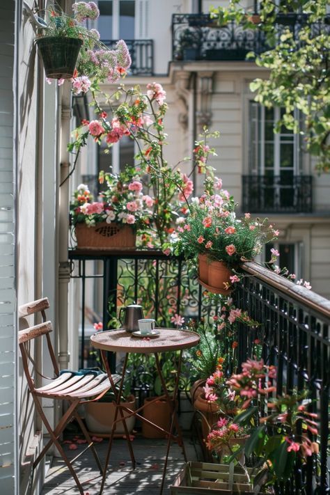 Parisian Decor Apartment, Parisian Patio Decor, Balcony Design Apartment, Small French Apartment, French Balcony Ideas, Parisian Style Apartment, Corner Balcony, Terrace Designs, Parisian Balcony