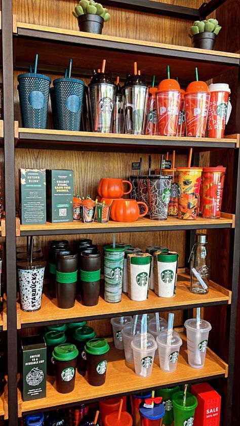 Starbucks Wallpaper, Café Starbucks, Gold Wallpaper Iphone, Fall Mood Board, Thermal Mug, Handbag Essentials, Reusable Cups, Krispy Kreme, Starbucks Mugs