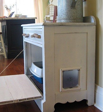 DIY hidden litter box: repurpose a vintage chest into a hidden space for the litter box: the drawer boxes were removed and the drawer fronts were attached and hinged.  A pet door was placed on the side. Litter Box Storage, Kitchen Built Ins, Diy Litter Box, Furniture Repurposing, Hidden Litter Boxes, Litter Box Furniture, Old Cabinets, Old Dressers, Cat Box