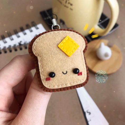 Felt Toys Diy, Felt Food Diy, Felt Keychain, Felt Toys Patterns, Food Charms, Handmade Keychain, Felt Food, Lint Roller, Diy Creative Crafts