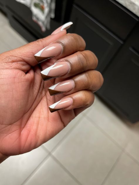 Brown White Tip Nails, Acrylic Nails Brown And White, Brown Nails With White Tips, Brown Nail White Tip, White And Brown Nails, Brown Outline French Tip Nails, Brown And White Swirl Acrylic Nails, Brown And White Nails, Round Nail Designs