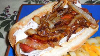 Seattle Dog Recipe, Seattle Hot Dog, Easy Hot Dog Chili, Gourmet Hotdogs, Hot Dog Sauce Recipe, Seattle Dog, Easy Picnic Food, Regional Recipes, Hot Dog Sauce