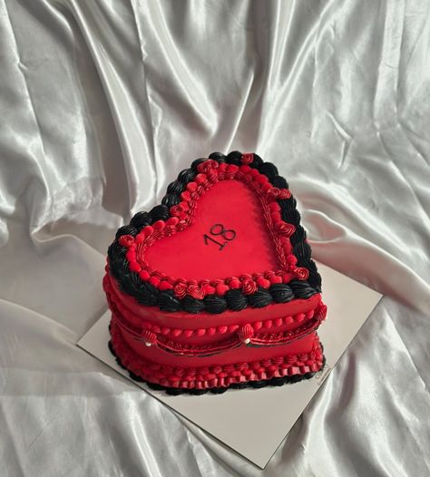 Cake heart 30 porciones en negro y rojo, una combinación hermosa y con bastantes detallitos ❤️‍🔥🖤 No olvides cotizar con nosotros al link del perfil o al WhatsApp +56 9 2387 0351 Cake Heart, Pastel, Cake