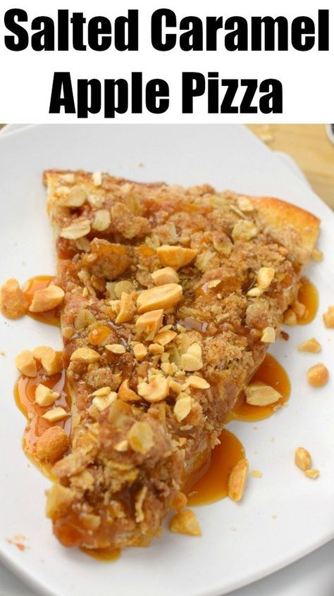 Salted Caramel Apple Pizza is a delicious way to enjoy an apple dessert. Easy to make, this family favorite is great for autumn parties and holidays. Caramel Apple Pizza, Best Apple Desserts, Healthy Apple Desserts, Apple Pizza, Apple Desserts Easy, Pizza Snacks, Apple Dessert Recipes, Dessert Pizza, Apple Desserts