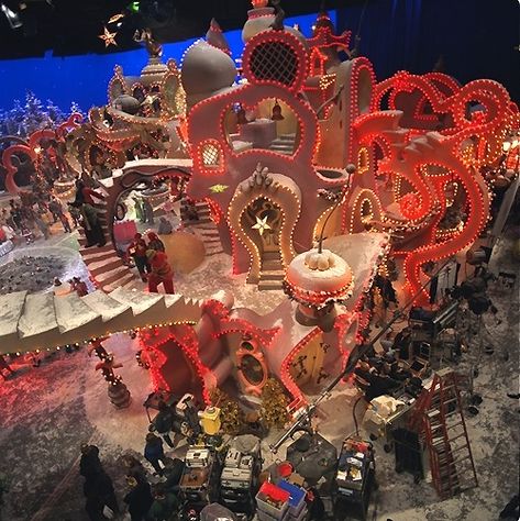 whoville set | In constructing sets for Whoville, production designer Michael ... The Grinch 2000, Whoville Christmas Decorations, The Grinch Movie, Whoville Christmas, Christmas Village Sets, Grinch Who Stole Christmas, Grinch Christmas Decorations, Xmas Wallpaper, Grinch Stole Christmas