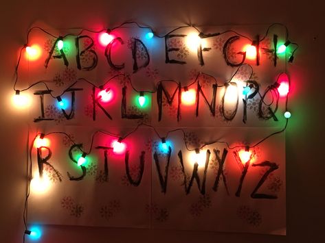 DIY Stranger Things Photo Backdrop Stranger Things Portal, Stranger Things Diy Decorations, Stranger Things Photo, Stranger Things Diy, Stranger Things Halloween Party, Stranger Things Upside Down, Diy Lights, Halloween Living Room, Stranger Things Halloween