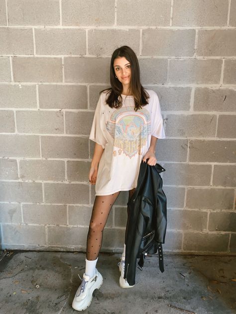 Graphic T Shirt Outfit, Oversized Tee Outfit, Leather Jacket Street Style, Maya Fashion, Graphic Tee Oversized, Prada Sneakers, T Shirt Outfit, Look Festival, Bridal Styling