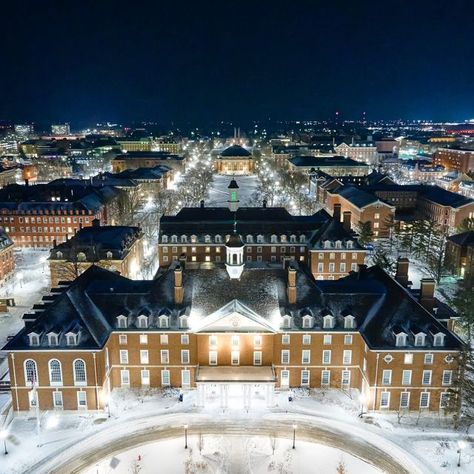 University of Illinois on Instagram: "#ILLINOIS is located in the heart of Champaign and Urbana, microurban twin cities that combine to form a vibrant, innovative community. 🎭🔬 Explore the many perks of our top college town by scheduling a visit today! 📷: @fransenimaging" University Of Illinois Urbana Champaign, University Housing, Corn Field, Airport Parking, Urbana Champaign, University Of Illinois, College Town, Top Colleges, Twin Cities