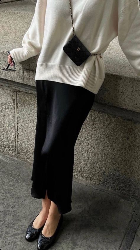 Jcrew Slip Skirt, Chic Work Clothes, October 2023 Fashion Trends, Cashmere Sweater Casual, Simple Elegant Casual Outfits, Legal Posh Outfits, Simple Skirt Outfits, Black And White Work Outfit, Office Ootd