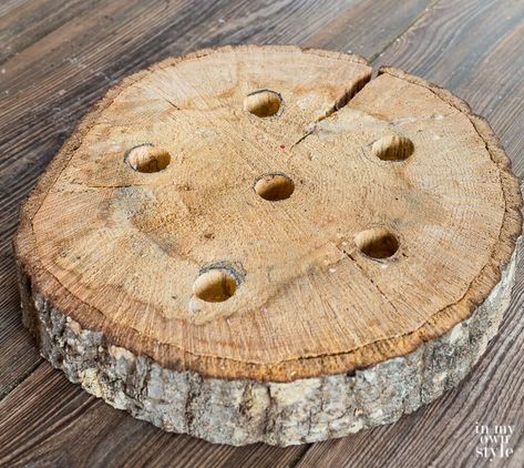 Wood Slice Candle Holder, Christmas Table Wreath, Diy Taper Candle Holders, Easy Christmas Table, Diy Taper Candles, Wreath Ideas Diy, Taper Candle Centerpiece, Table Decorations Diy, Table Wreath