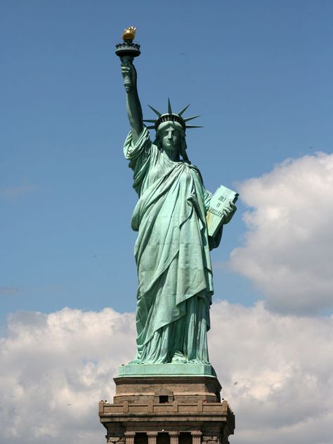 There are some landmarks around the world that almost everyone knows about, like the Statue of Liberty, the Eiffel tower in Paris, the Pyramids of Giza and many more. Here are the 100 most famous landmarks around the world. Black Statue Of Liberty, تمثال الحرية, Liberty Statue, Wednesday 13, Liberty New York, Liberty Island, The Statue Of Liberty, Lady Liberty, Foto Art