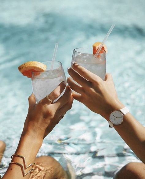 Beach Ins story idea Dw Watch Women, Pool Lifestyle, Pool Photography, Resort Lifestyle, Restaurant Photography, Pool Photos, Summer Pool, Shooting Photo, Beach Photoshoot