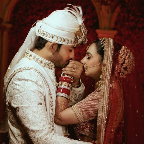 Hindu Wedding Couple Photos, Wedding Couple Poses Photography Indian, Shadi Pose, Couple Wedding Poses, Hindu Wedding Photos, Engagement Ring Photography, Marriage Poses, Couple Wedding Photos, Bride Groom Photoshoot