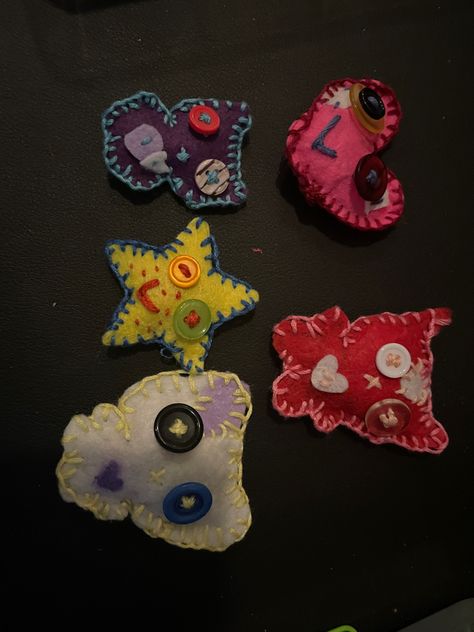 Felt + Buttons + Thread = Felt creatures!!! Handsewn Plushies, Button Projects, Felt Creatures, Goth Plushies Diy, Scrap Fabric Plushies, Felt Patches Diy, Felt Keychain Diy, Felt Patches, Diy Felt Crafts