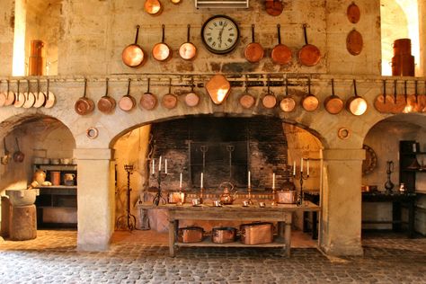 Castle Kitchen, Castle Kitchens, Chateaux Interiors, Kitchen Pans, Cast Iron Stove, French Country Kitchens, Castles Interior, Chateau France, French Kitchen