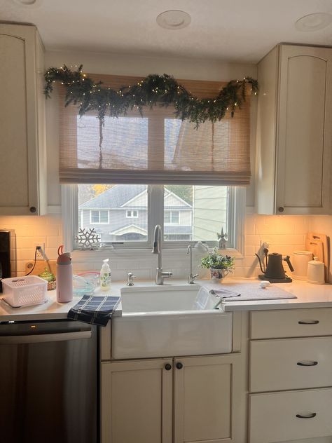 Shelf Above Sink, Sink Decor Kitchen, Kitchen Window Decor, Kitchen Sink Window, Above Sink, Sink Decor, Kitchen Inspo, Kitchen Window, Decor Kitchen