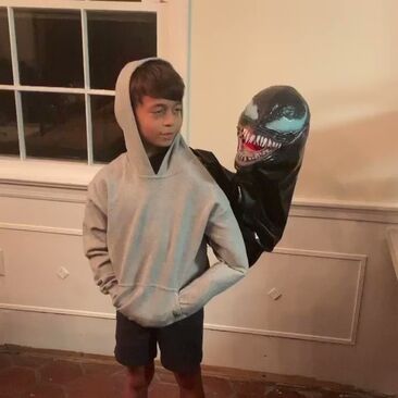 Kids Venom Costume, Venom Costume, Halloween Infantil, Clever Halloween, Instagram Jokes, Clever Halloween Costumes, Homemade Halloween, Fantasias Halloween, Halloween Inspiration