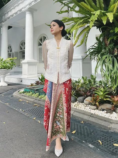 Dress Muslim Modern, Kondangan Outfit, Kebaya Modern Dress, Modern Kebaya, Batik Kebaya, Kebaya Dress, Muslim Fashion Hijab Outfits, Batik Fashion, Style Hijab