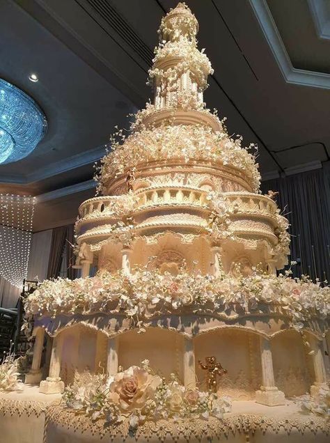 Huge Wedding Cakes, Castle Wedding Cake, Fancy Wedding Cakes, Huge Cake, Extravagant Wedding Cakes, Royal Wedding Cake, Cake Structure, Royal Cakes, Wedding Cakes Elegant