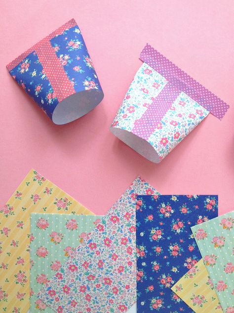 Wrapping Paper Scraps, Origami Cards, Christmas Treats Boxes, Paper Pouch, Pouch Diy, Packaging Diy, Girl Scout Crafts, Paper Scraps, Bamboo Crafts