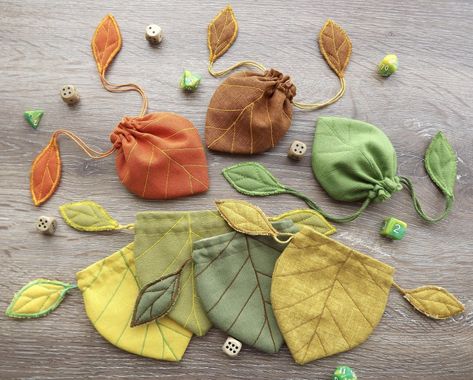 Sewing Projects Cottagecore, Cute Sewing Gifts, Ren Faire Trinket Trading Ideas, Dice Bag Pattern Sewing, Sewing Gifts Ideas, Witchy Sewing Projects, Easy Sew Gifts, Beginners Sewing Project, Sewing Leaves