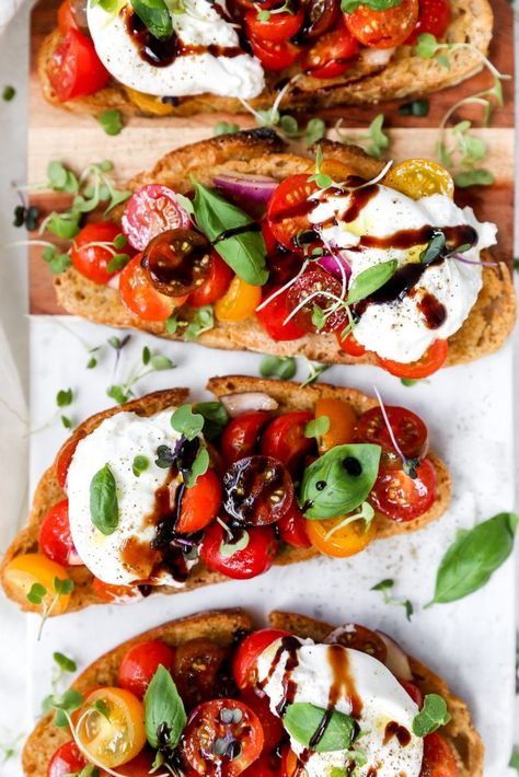 Burrata Bruschetta Toasts Burrata Recipes, Burrata Bruschetta, Healthy Bruschetta, Bruschetta Recept, Bruschetta Toast, Burrata Recipe, Recipes Cheese, Italian Grill, Bruschetta Toppings