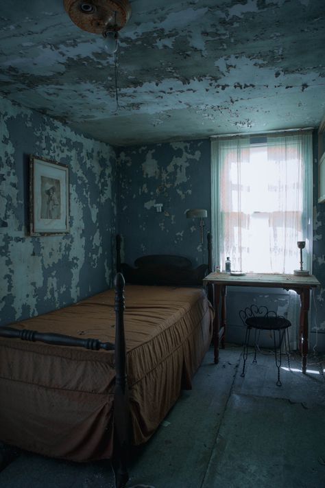 Haunted House Bedroom, Abandoned Bedroom Aesthetic, Abandoned Home Aesthetic, Run Down Bedroom, Abandoned Room Aesthetic, Abandoned House Inside, Disgusting Bedroom, Creepy Bedroom Aesthetic, Creepy House Interior