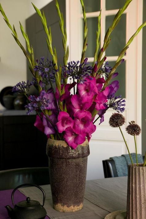 Tips for Arranging and Caring for Cut Gladioli | HGTV Gladiolus Arrangements, Gladiolus Bouquet, Flowers And Their Meanings, Gladiolus Flower, Gladioli, Flower Meanings, Best Indoor Plants, Rare Flowers, Flower Arranging