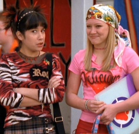 Zoey 101 Outfits, Lizzie Mcguire Aesthetic, Lizzie Mcguire Outfits, Early 2000s Hairstyles, 90s 2000s Fashion, Travel Humor Quotes, Zoey 101, Outfits 2000s, Hillary Duff