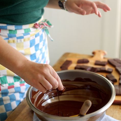 What kind of chocolate do you need for dipping? Best Way To Melt Chocolate, Chocolate For Cake Pops, Chocolate For Dipping, Melt Chocolate For Dipping, Chocolate Stains, How To Temper Chocolate, Chocolate Company, Chocolate Dipped Strawberries, Storage Tips