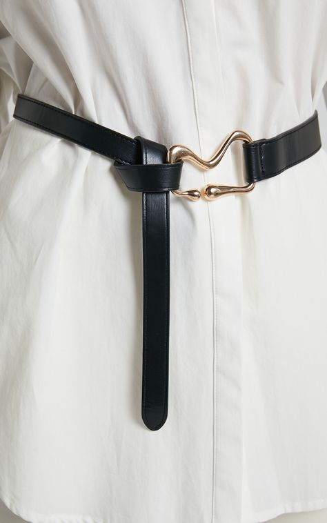 Add some extra sass to your outfit with the Emerie Irregular Buckle Waist Belt in Black/Gold . Made for those who love a little edge, this belt features a unique irregular buckle that will spice up any casual look. The black and gold color combination makes it versatile enough to wear with just about anything! Whether you’re wearing high waisted jeans or cinching in a flowy dress, this belt is sure to turn heads. So go ahead, give your outfit that extra pop of personality with the Emerie Irregul Statment Belt, How To Wear A Belt, Macrame Projects For Beginners, Cool Belts, Unique Belts, Diy Macrame Projects, Metal Waist Belt, Statement Belts, Easy Diy Macrame